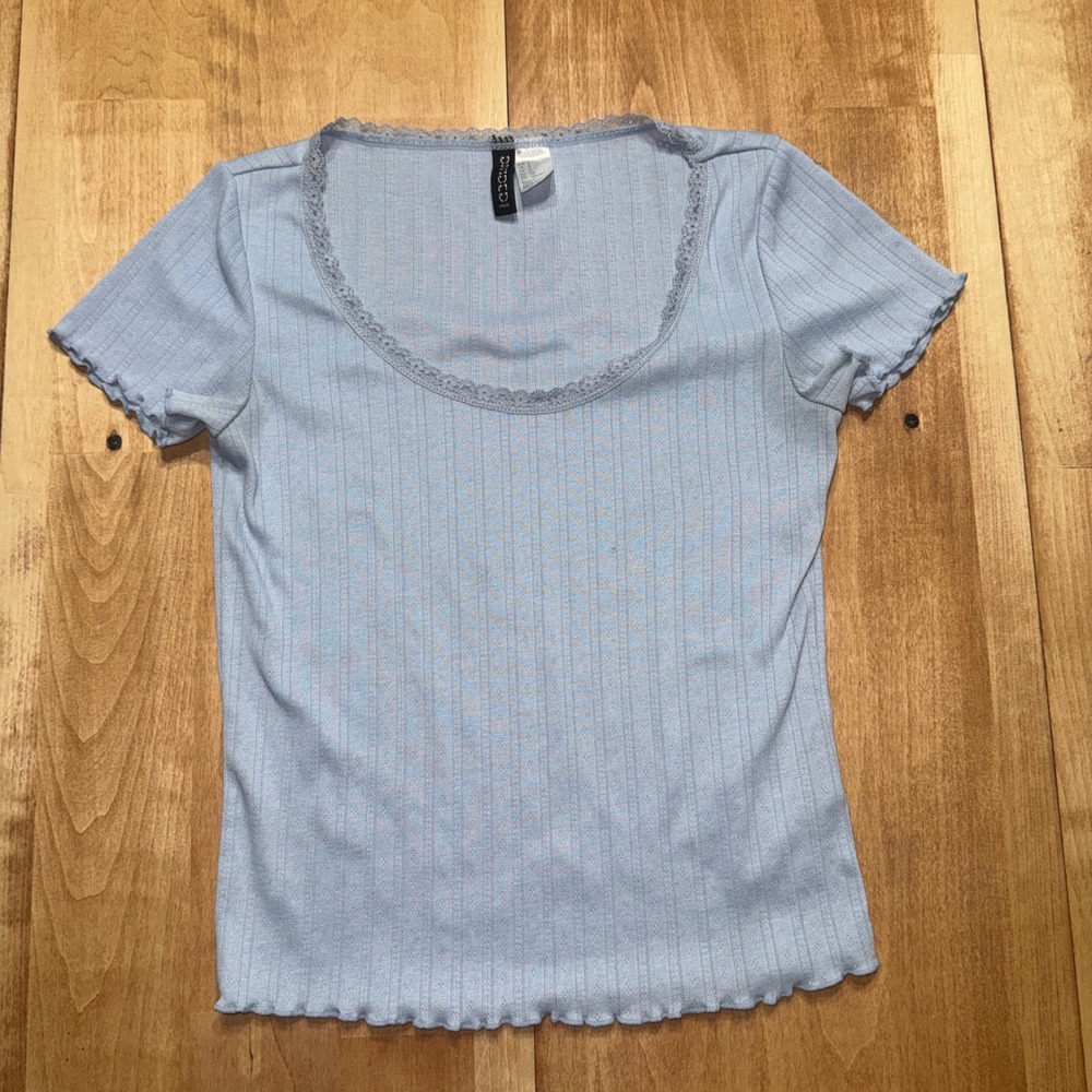 Divided H&M Light Blue Ribbed Lace Trim Lettuce Edge Scoop Neck Baby Tee Small